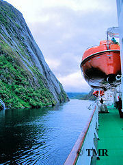MS Nordkapp på vei ut av Trollfjorden